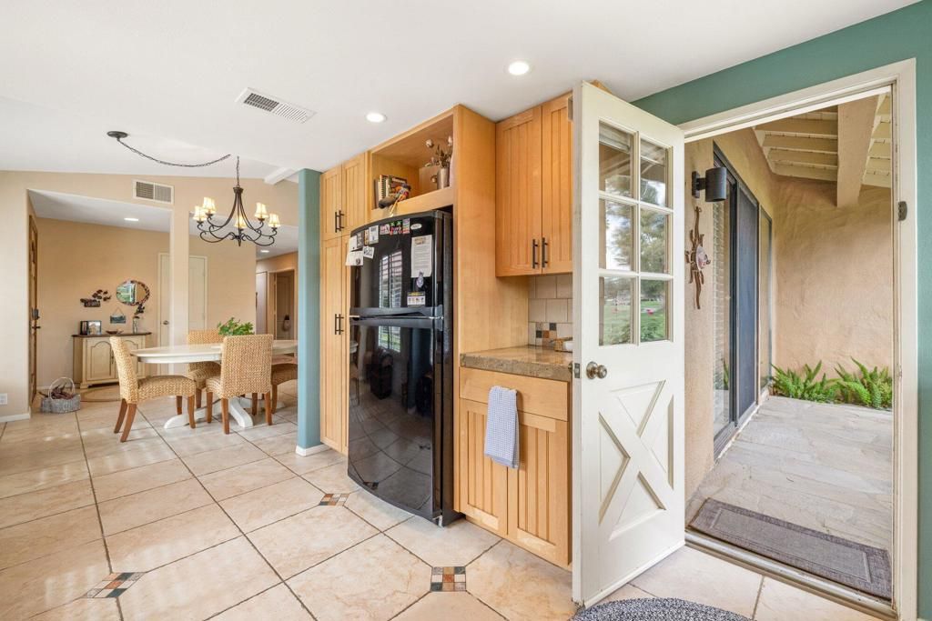 Image 13 of property listing at 414 S Sierra Madre S, Palm Desert, CA 92260