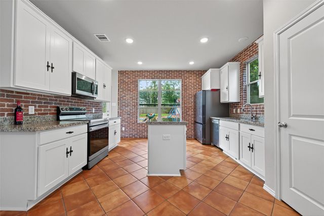 804 Pearl River Drive, Conroe, TX 77316