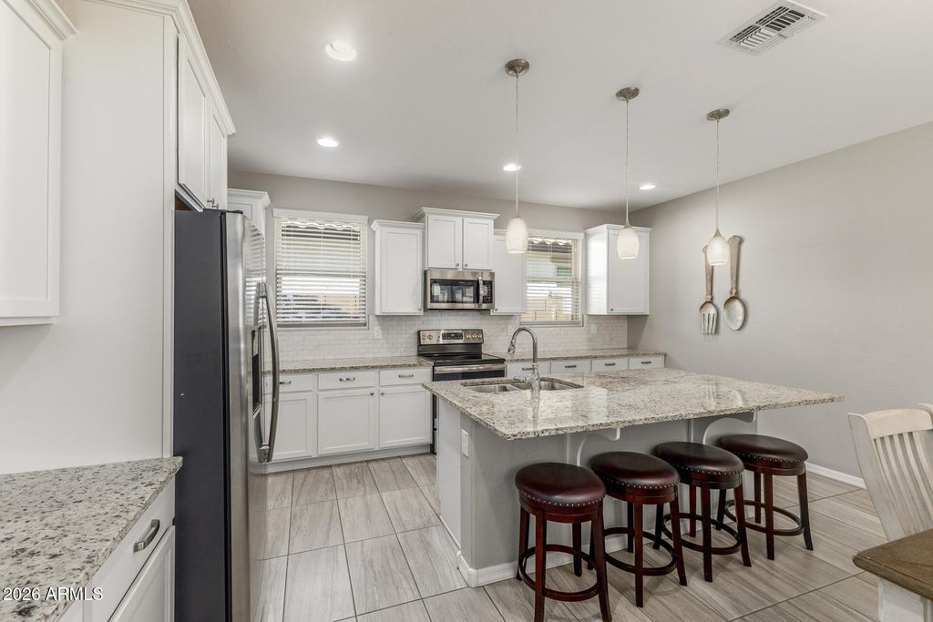 Image 10 of property listing at 10043 W ROBIN Lane, Peoria, AZ 85383