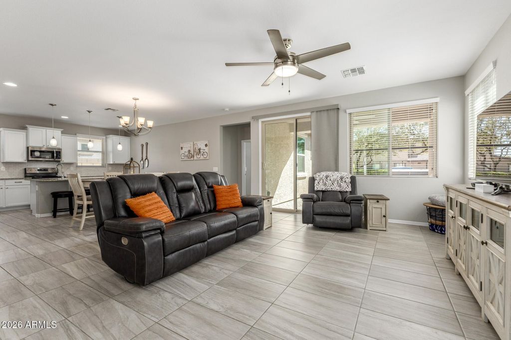 Image 6 of property listing at 10043 W ROBIN Lane, Peoria, AZ 85383