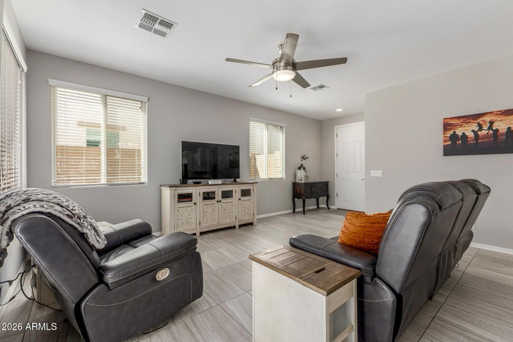 Image 8 of property listing at 10043 W ROBIN Lane, Peoria, AZ 85383