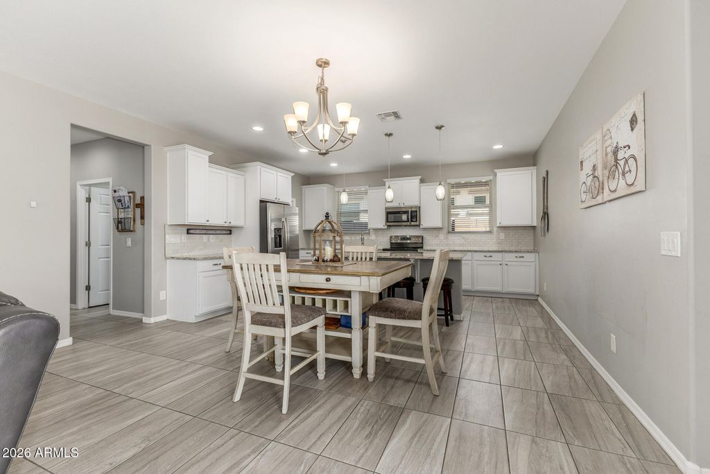 Image 9 of property listing at 10043 W ROBIN Lane, Peoria, AZ 85383