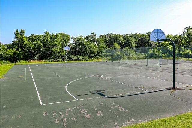 5013 N 145th Street, Basehor, KS 66007