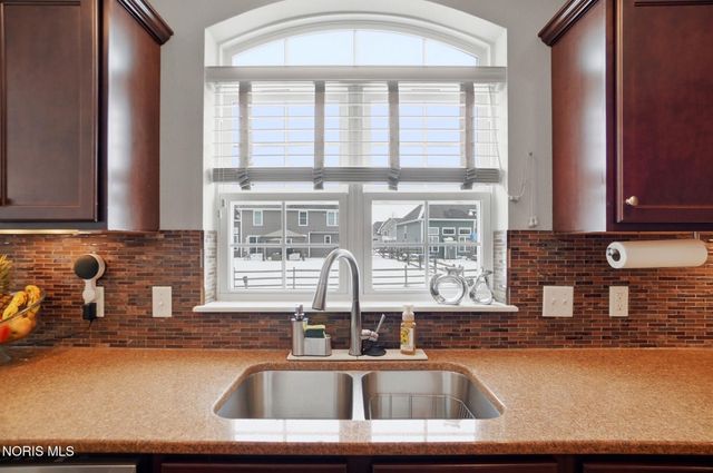 3307 Sterlingwood Lane, Perrysburg, OH 43551