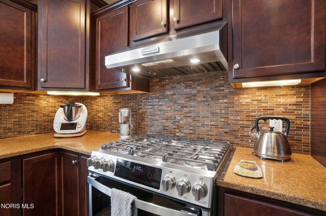3307 Sterlingwood Lane, Perrysburg, OH 43551
