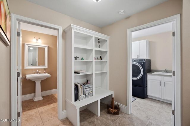 3307 Sterlingwood Lane, Perrysburg, OH 43551