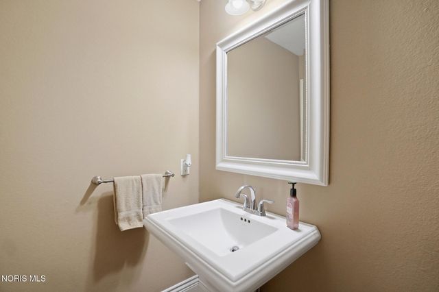 3307 Sterlingwood Lane, Perrysburg, OH 43551