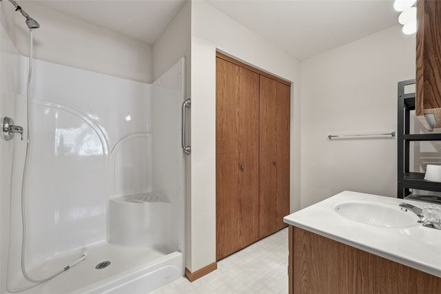 732 S Market Street 6, Solon, IA 52333