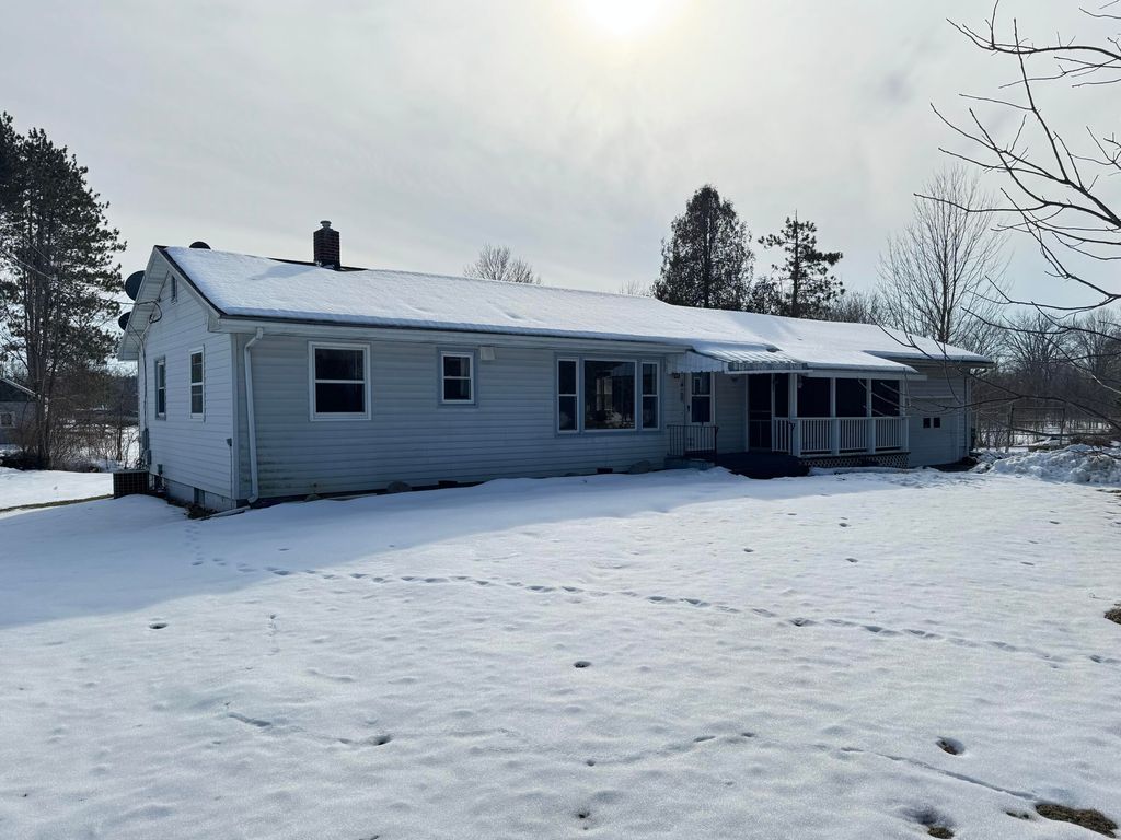 3334 W Glendora Road, Weesaw Twp, MI 49128