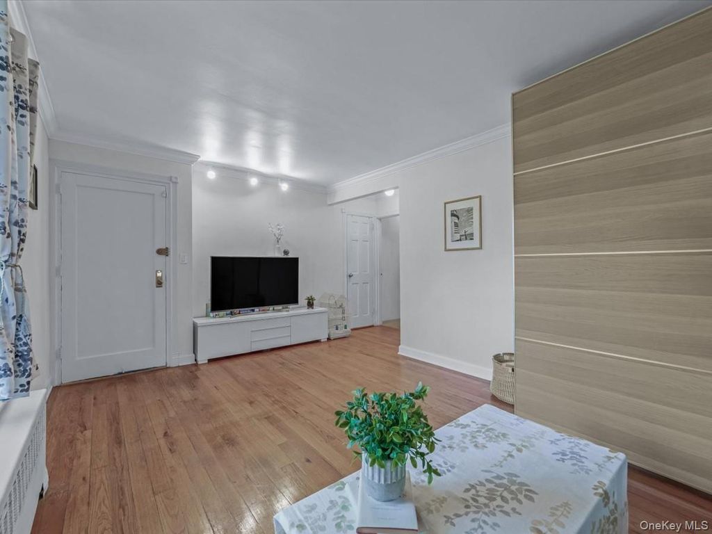 13 W Mill Drive 3A, Great Neck, NY 11021