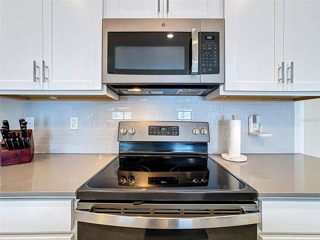 6952 DILLY LAKE AVENUE, Groveland, FL 34736