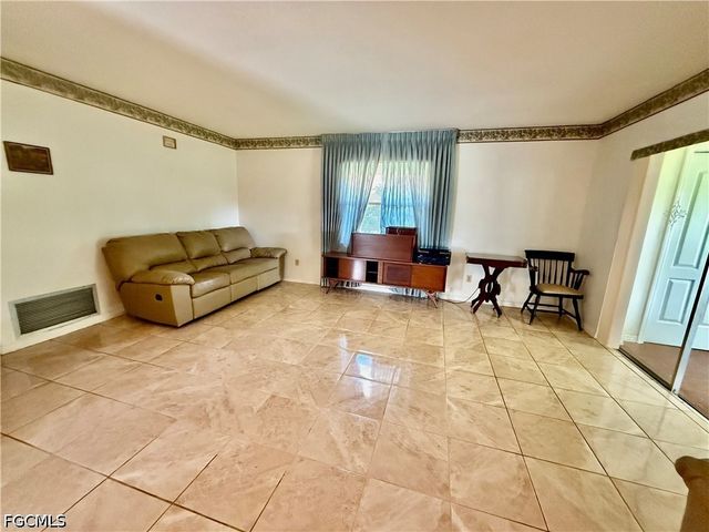 217 Oaklawn CT, Lehigh Acres, FL 33936