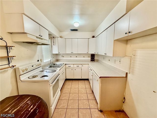 217 Oaklawn CT, Lehigh Acres, FL 33936