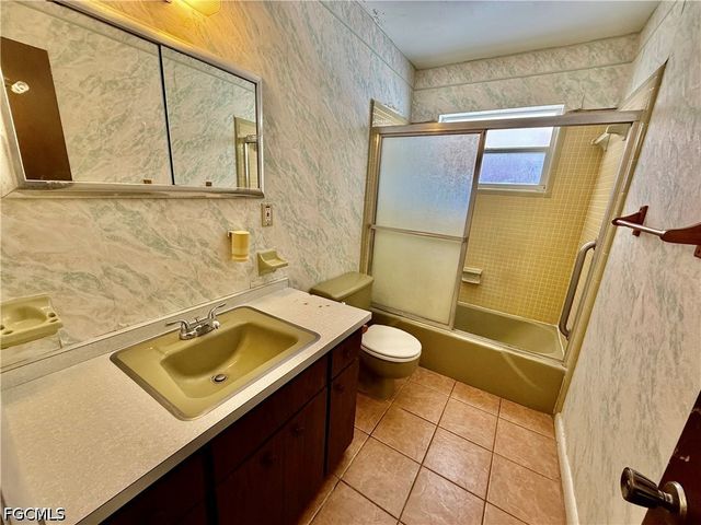217 Oaklawn CT, Lehigh Acres, FL 33936