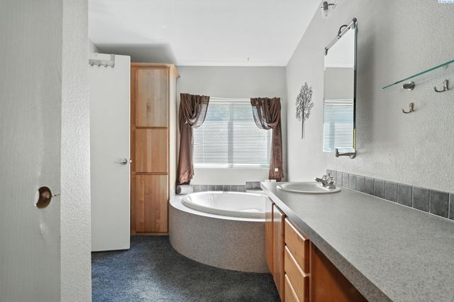 6802 E Pendleton Rd, Benton City, WA 99320