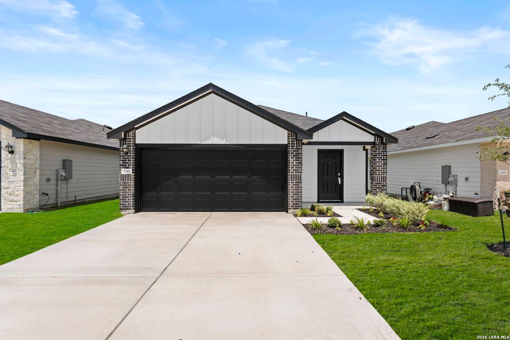 1247 Avery Ranch Dr, New Braunfels, TX 78130