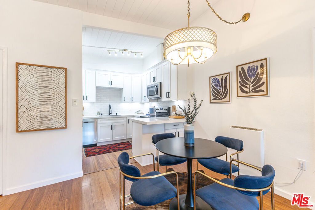 Image 10 of property listing at 12014 Kling Street 18, Valley Village, CA 91607