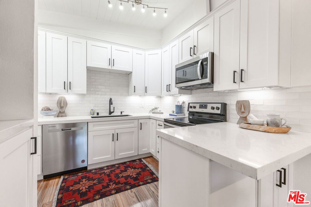 Image 11 of property listing at 12014 Kling Street 18, Valley Village, CA 91607