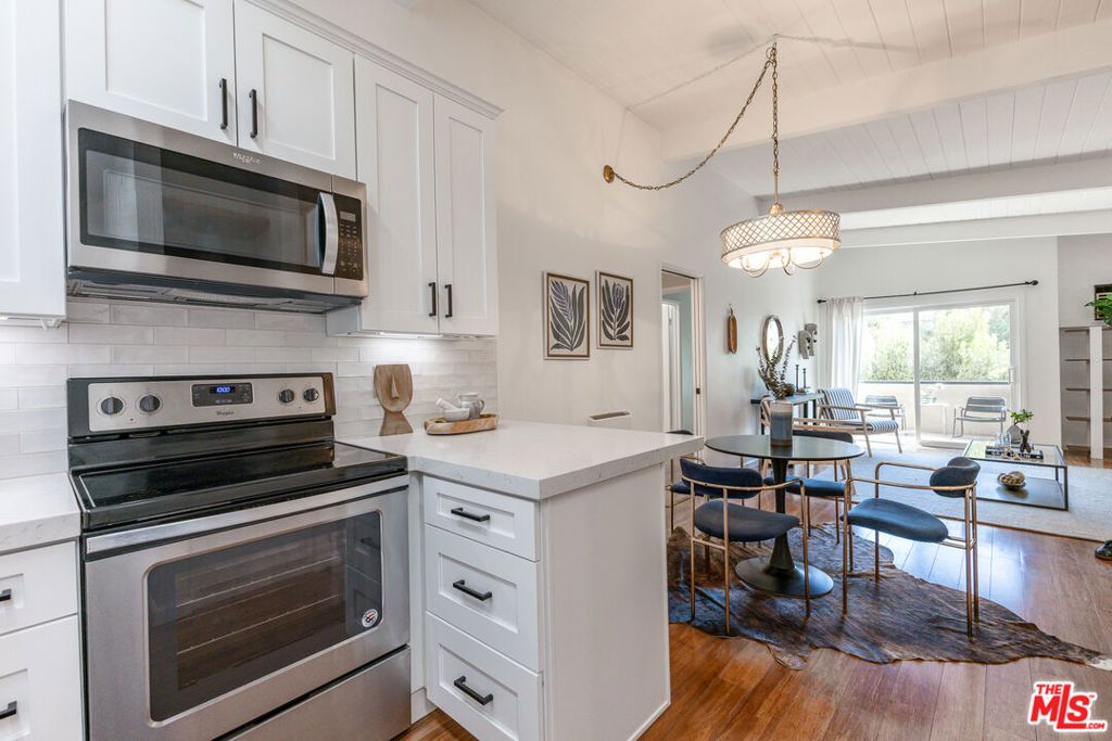 Image 13 of property listing at 12014 Kling Street 18, Valley Village, CA 91607