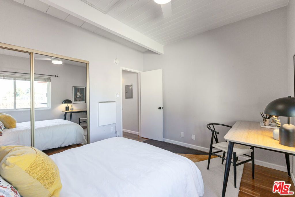 Image 17 of property listing at 12014 Kling Street 18, Valley Village, CA 91607