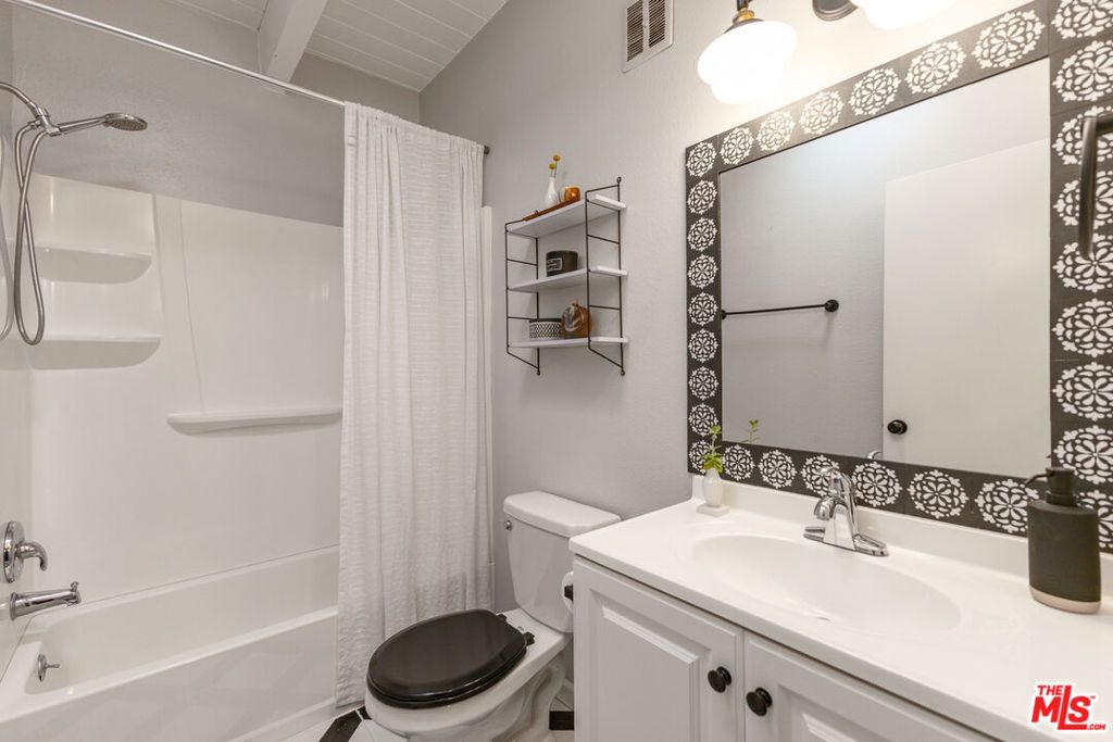 Image 18 of property listing at 12014 Kling Street 18, Valley Village, CA 91607