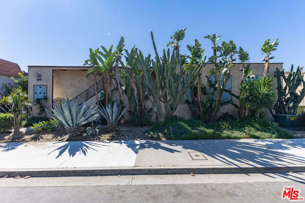 Image 2 of property listing at 12014 Kling Street 18, Valley Village, CA 91607