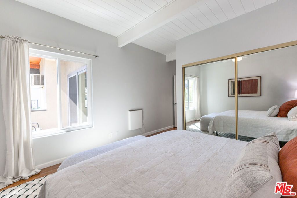 Image 21 of property listing at 12014 Kling Street 18, Valley Village, CA 91607