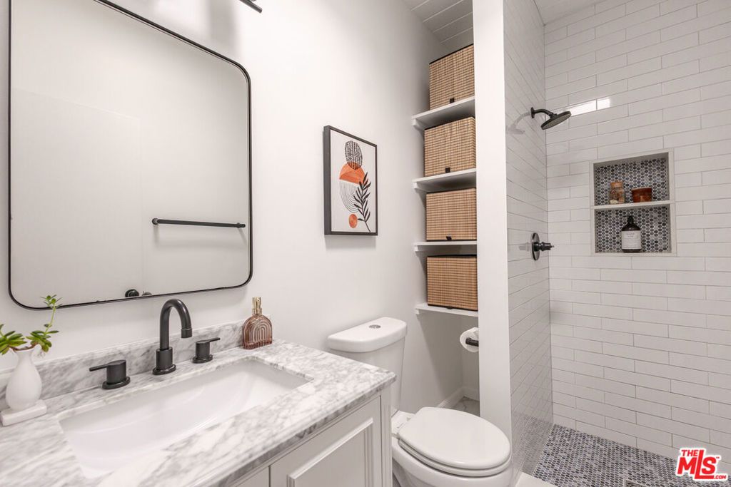 Image 22 of property listing at 12014 Kling Street 18, Valley Village, CA 91607