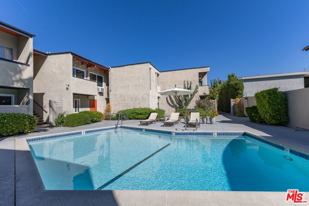 Image 25 of property listing at 12014 Kling Street 18, Valley Village, CA 91607