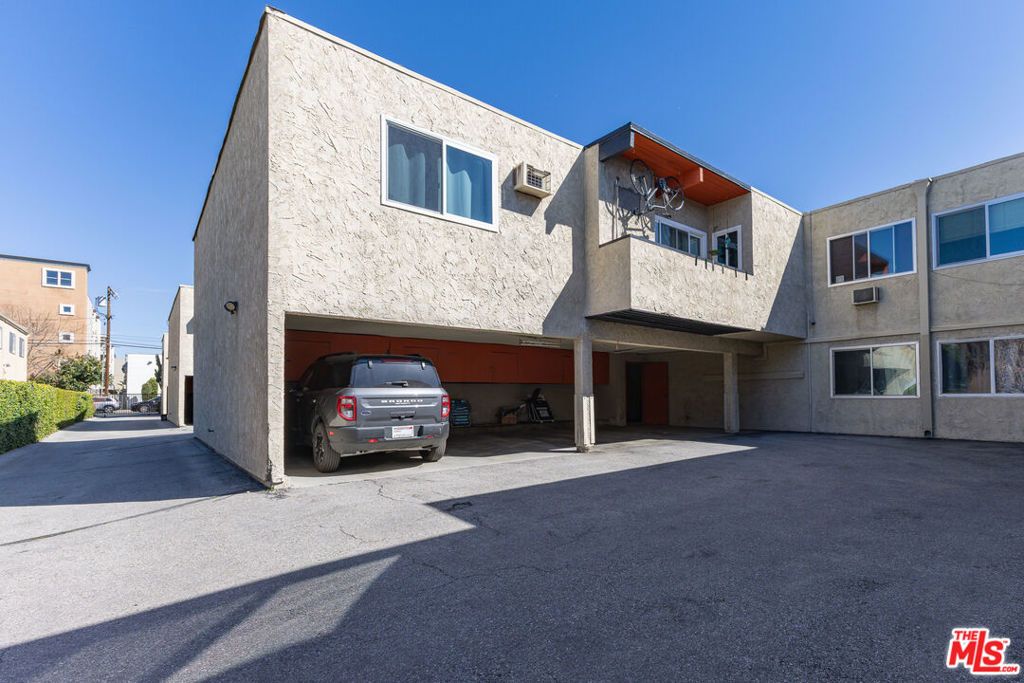 Image 26 of property listing at 12014 Kling Street 18, Valley Village, CA 91607