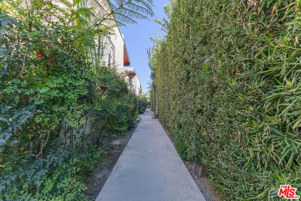 Image 27 of property listing at 12014 Kling Street 18, Valley Village, CA 91607