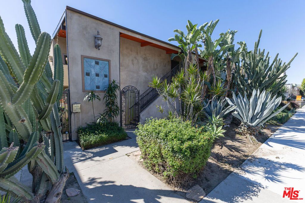 Image 28 of property listing at 12014 Kling Street 18, Valley Village, CA 91607