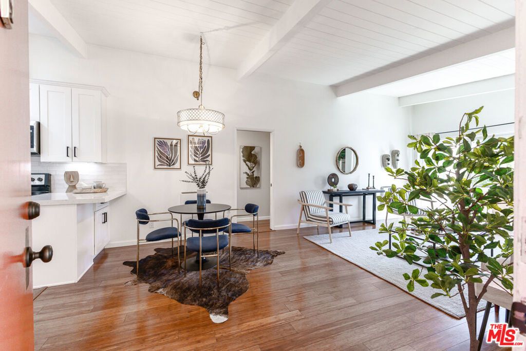 Image 3 of property listing at 12014 Kling Street 18, Valley Village, CA 91607