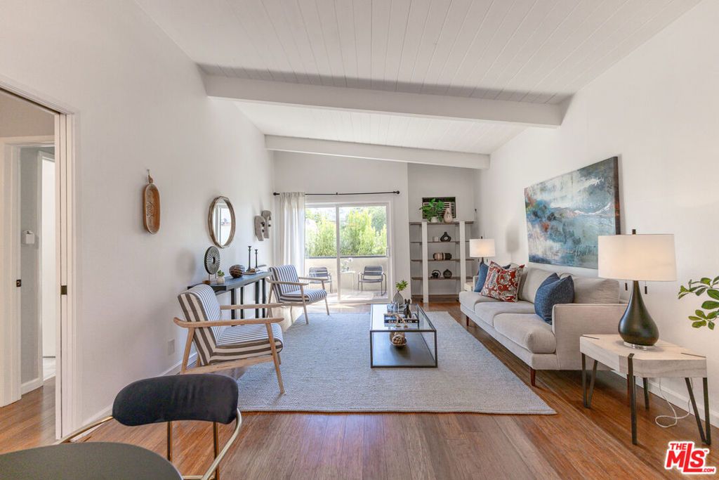 Image 4 of property listing at 12014 Kling Street 18, Valley Village, CA 91607