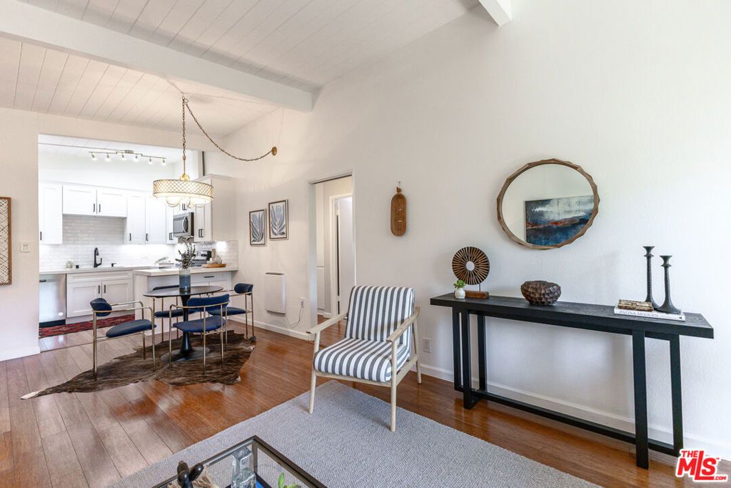 Image 7 of property listing at 12014 Kling Street 18, Valley Village, CA 91607