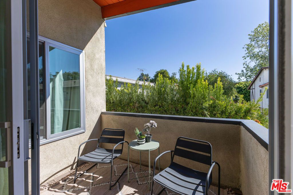 Image 8 of property listing at 12014 Kling Street 18, Valley Village, CA 91607