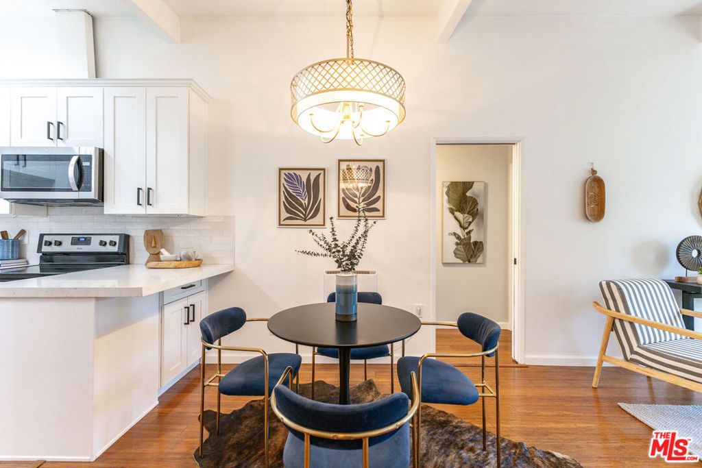 Image 9 of property listing at 12014 Kling Street 18, Valley Village, CA 91607