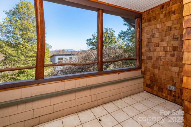 302 Iron Ridge Loop, Asheville, NC 28806