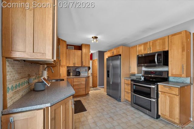 29530 Cambridge Street, Flat Rock, MI 48134