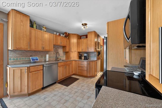 29530 Cambridge Street, Flat Rock, MI 48134