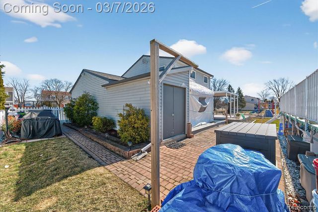 29530 Cambridge Street, Flat Rock, MI 48134