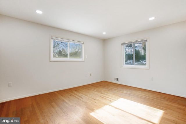 4904 CHANTICLEER AVE, Annandale, VA 22003