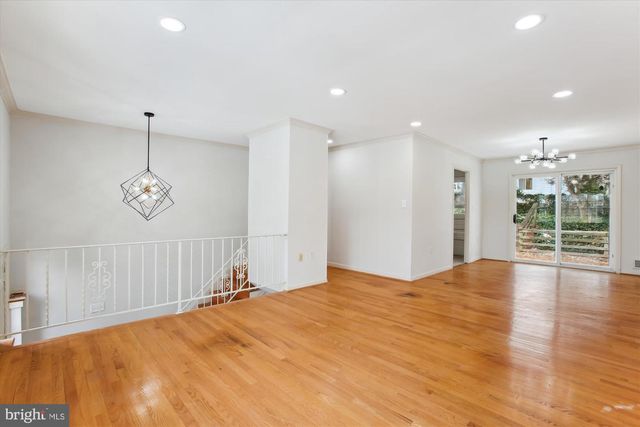 4904 CHANTICLEER AVE, Annandale, VA 22003