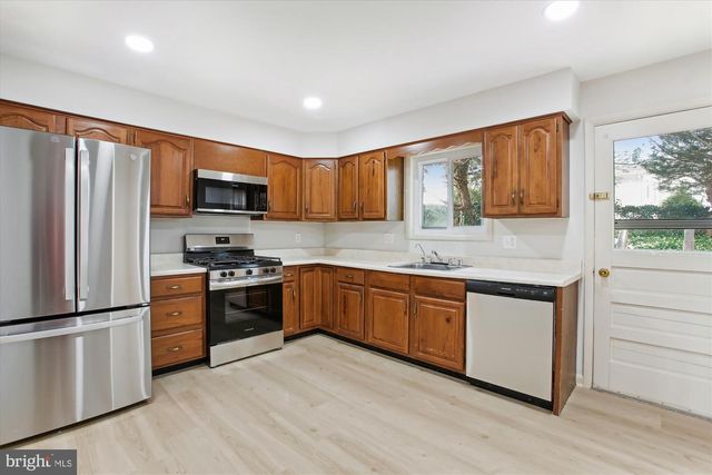 4904 CHANTICLEER AVE, Annandale, VA 22003