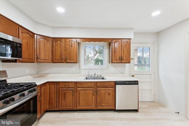 4904 CHANTICLEER AVE, Annandale, VA 22003