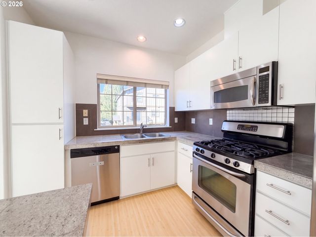 632 Ne GARSWOOD Ln, Beaverton, OR 97006