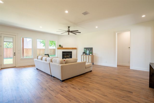 944 Claystone Ridge Drive, Fort Worth, TX 76028