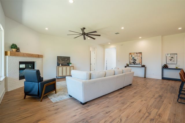 944 Claystone Ridge Drive, Fort Worth, TX 76028