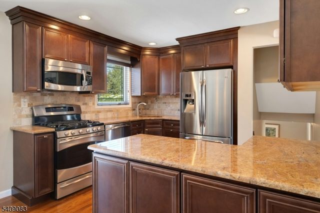 23 Locust Dr, Hanover Twp., NJ 07950