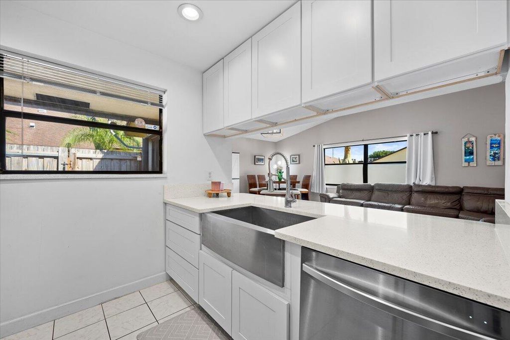 442 Springdale Circle, Palm Springs, FL 33461